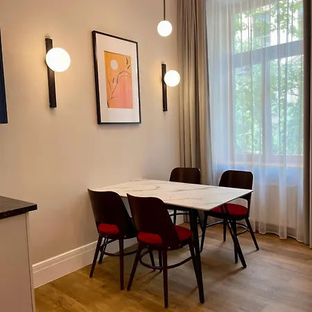 Golden Queen Center Apartment